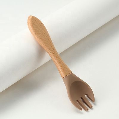 식품 등급 실리콘은 나무 손잡이와 열 저항성을 분기시키고 숟가락으로 뜹니다